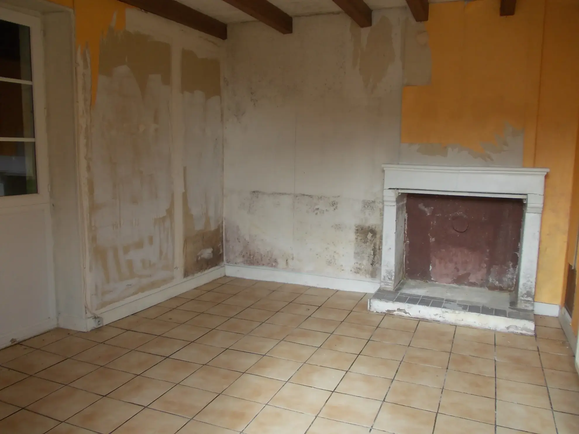 Maison de village charentaise à rénover avec écurie à Aumagne, idéal investisseur 