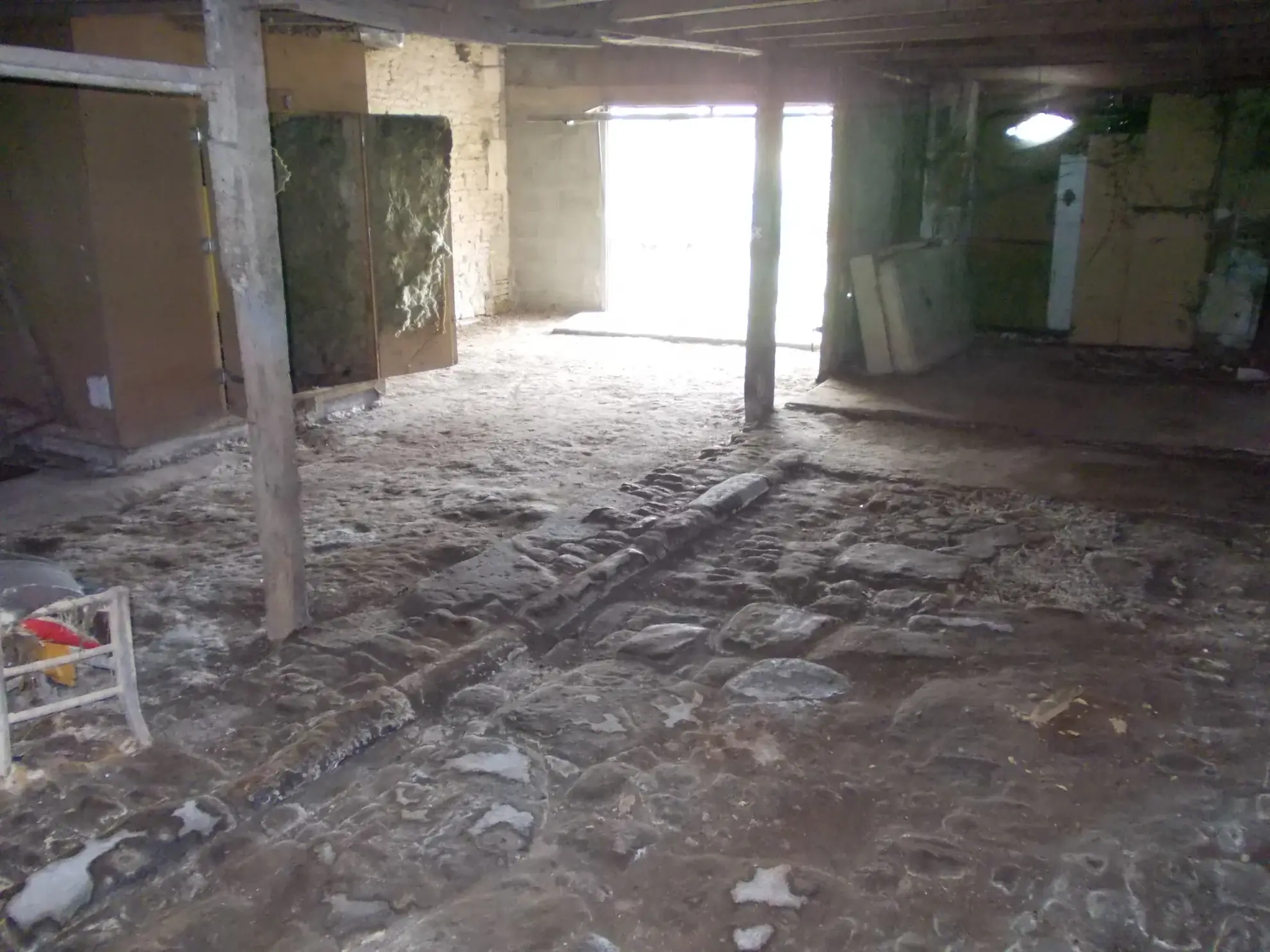 Maison de village charentaise à rénover avec écurie à Aumagne, idéal investisseur 