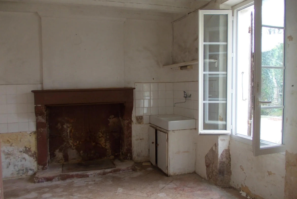 Maison de village charentaise à rénover avec écurie à Aumagne, idéal investisseur 