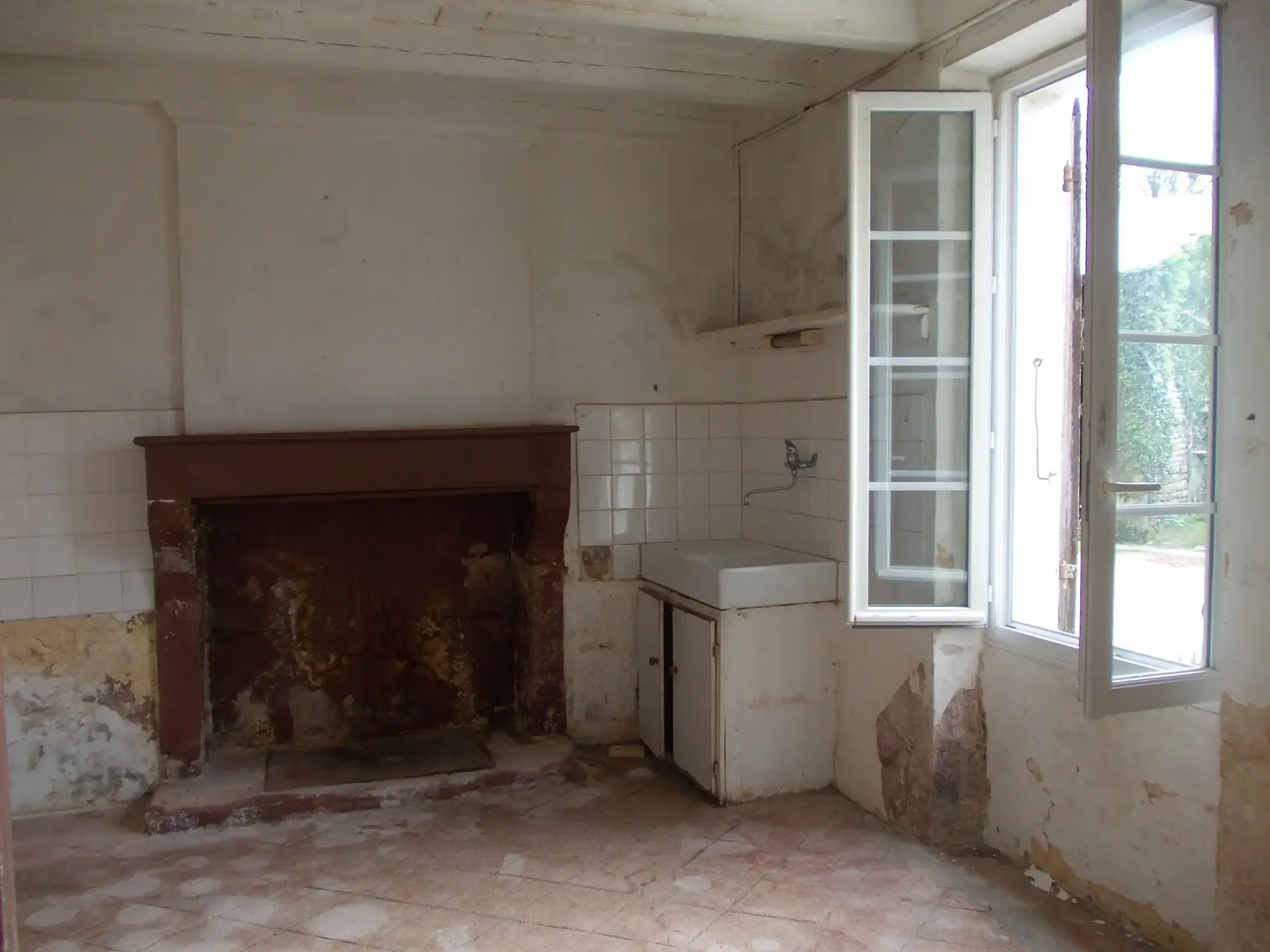 Maison de village charentaise à rénover avec écurie à Aumagne, idéal investisseur 