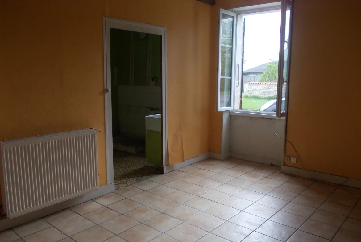 Maison de village charentaise à rénover avec écurie à Aumagne, idéal investisseur 
