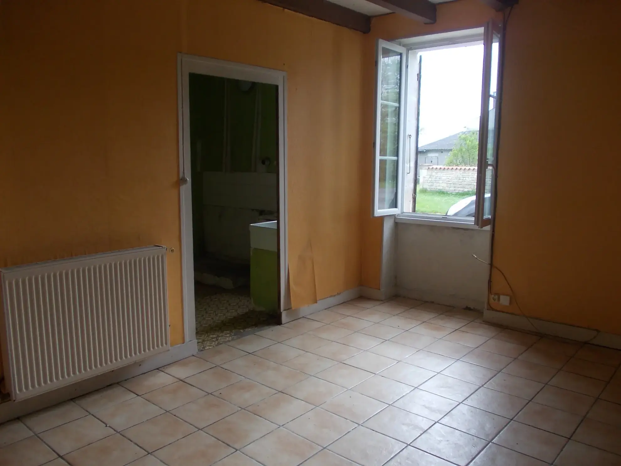 Maison de village charentaise à rénover avec écurie à Aumagne, idéal investisseur 