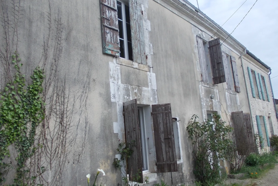 Maison de village charentaise à rénover avec écurie à Aumagne, idéal investisseur 