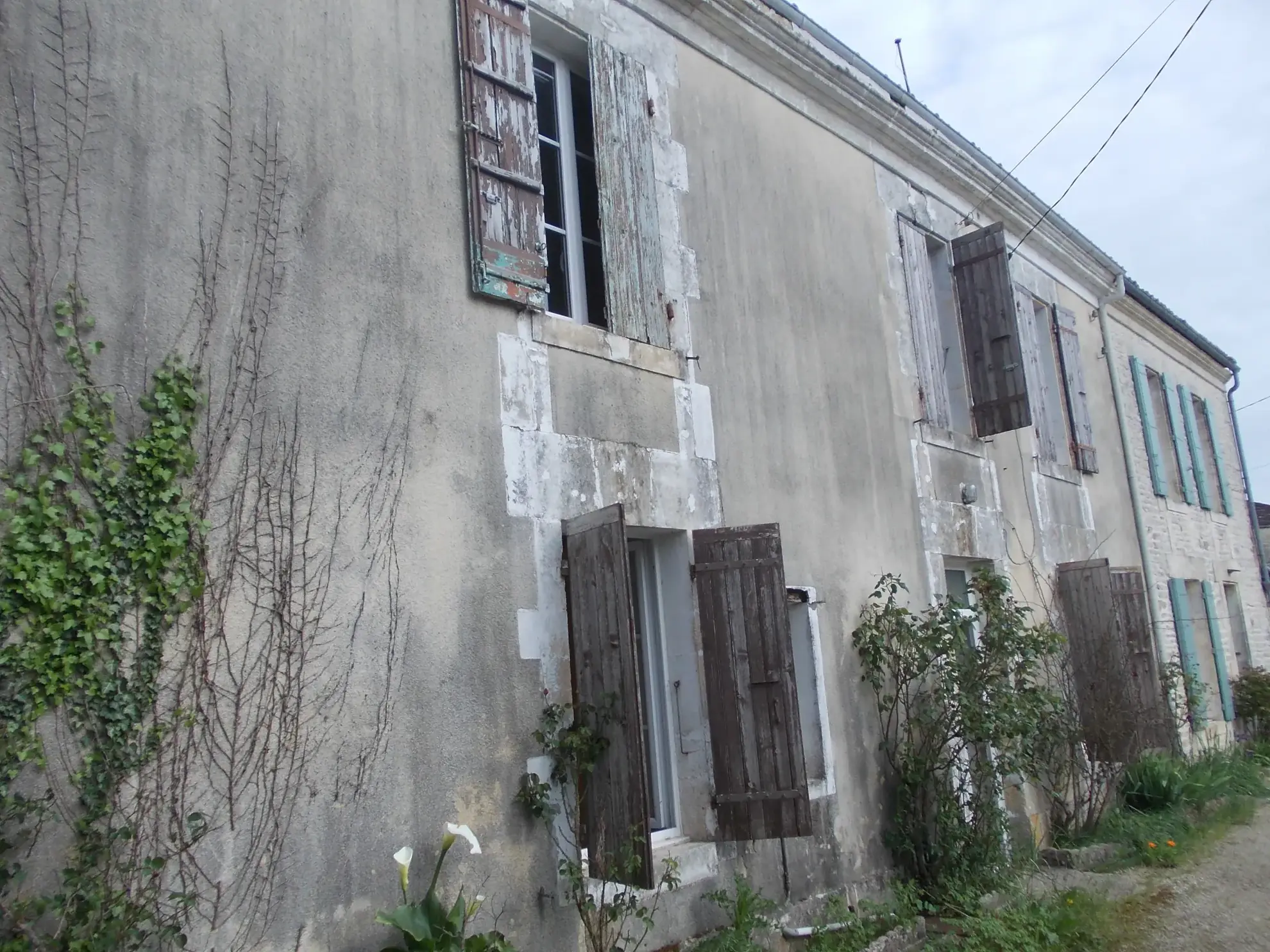Maison de village charentaise à rénover avec écurie à Aumagne, idéal investisseur 