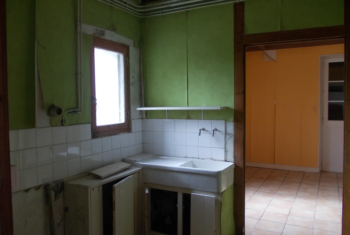 Maison de village charentaise à rénover avec écurie à Aumagne, idéal investisseur 