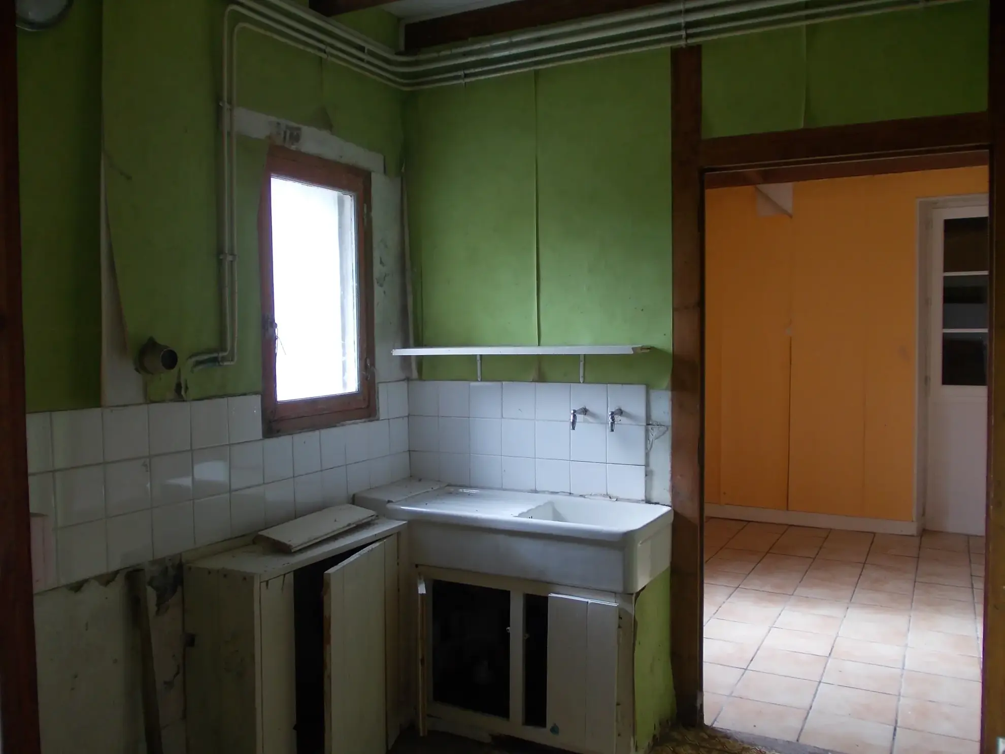 Maison de village charentaise à rénover avec écurie à Aumagne, idéal investisseur 