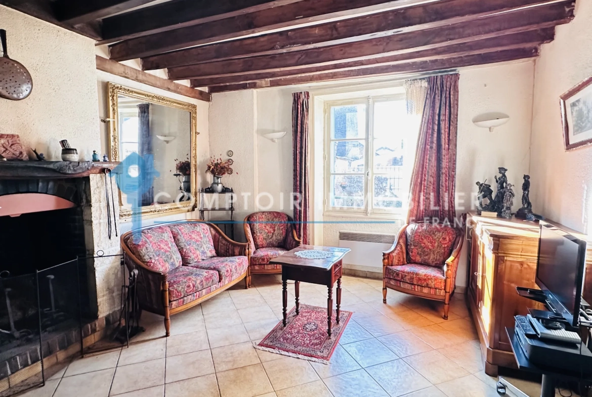 Maison ancienne avec grand terrain et garage à Auneau - Opportunité à saisir 