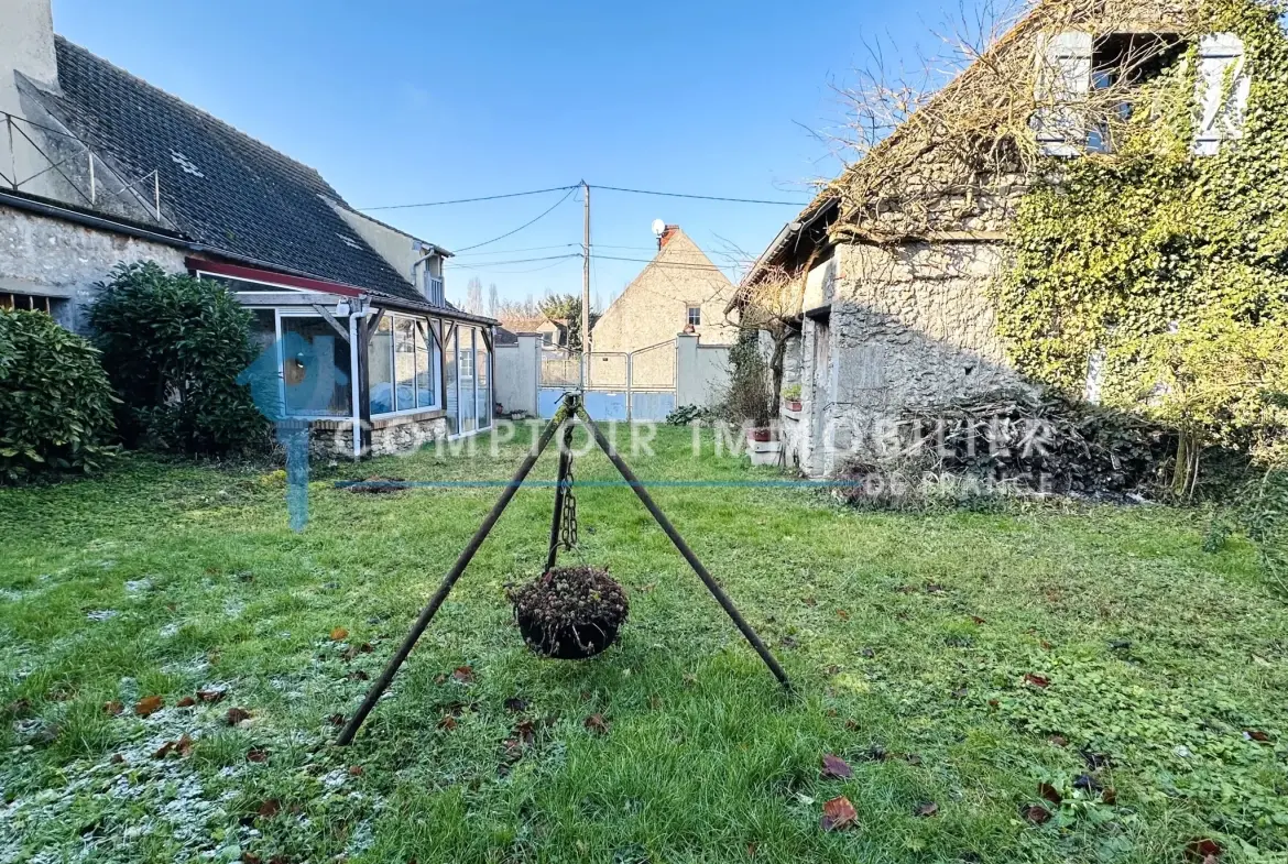 Maison ancienne avec grand terrain et garage à Auneau - Opportunité à saisir 
