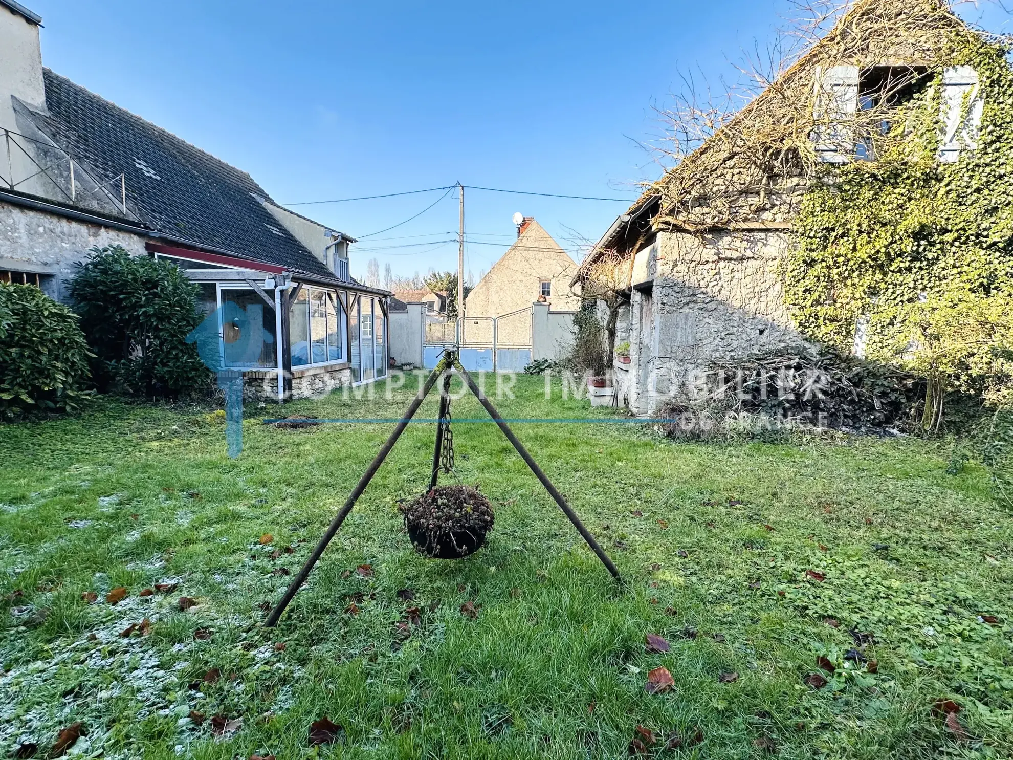 Maison ancienne avec grand terrain et garage à Auneau - Opportunité à saisir 