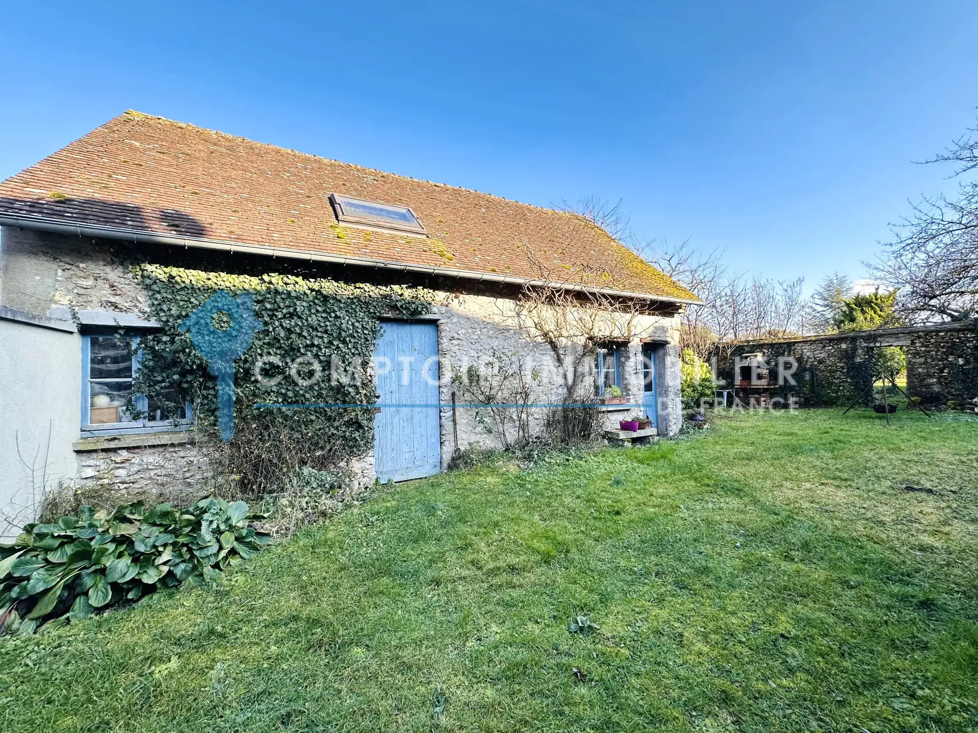 Maison ancienne avec grand terrain et garage à Auneau - Opportunité à saisir 