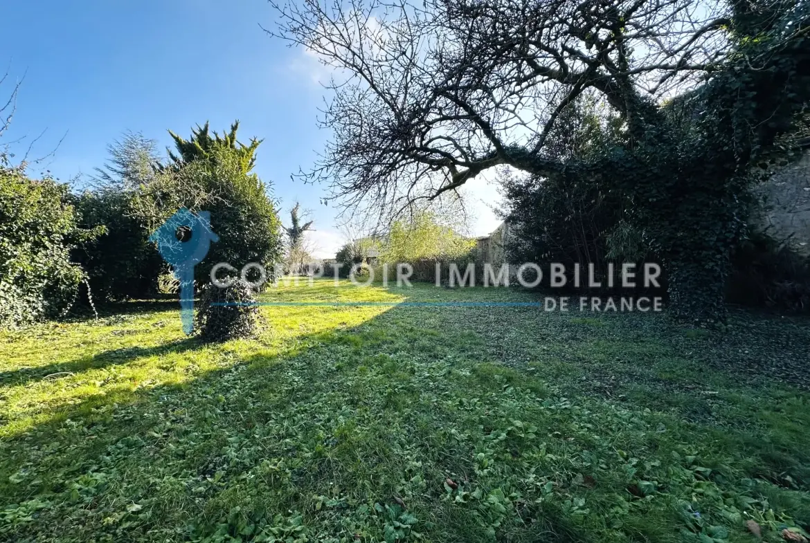 Maison ancienne avec grand terrain et garage à Auneau - Opportunité à saisir 