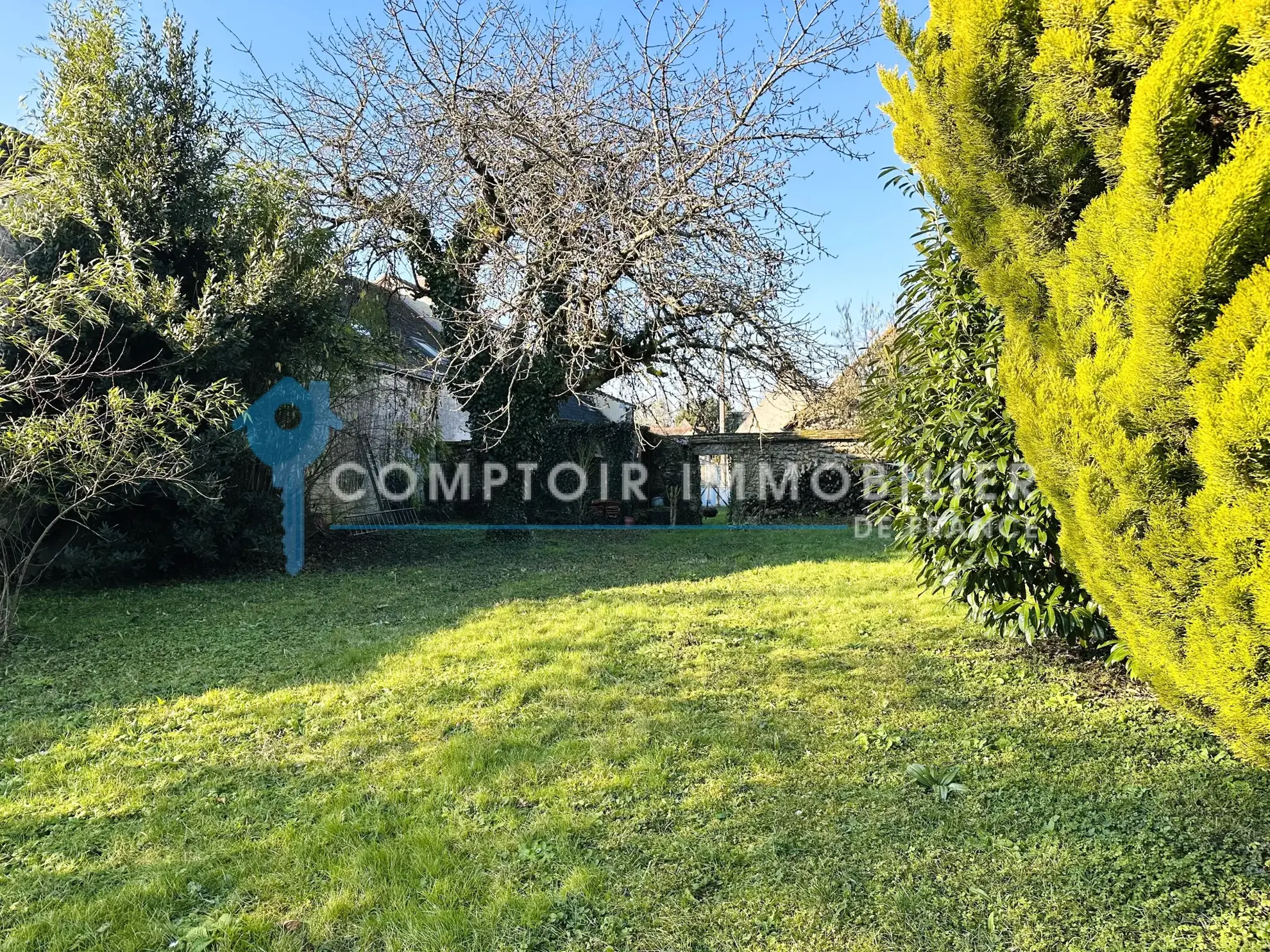Maison ancienne avec grand terrain et garage à Auneau - Opportunité à saisir 