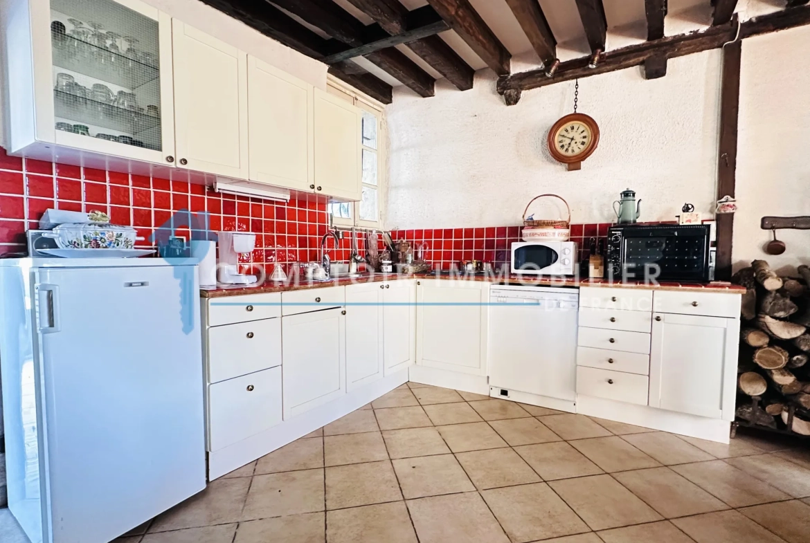 Maison ancienne avec grand terrain et garage à Auneau - Opportunité à saisir 