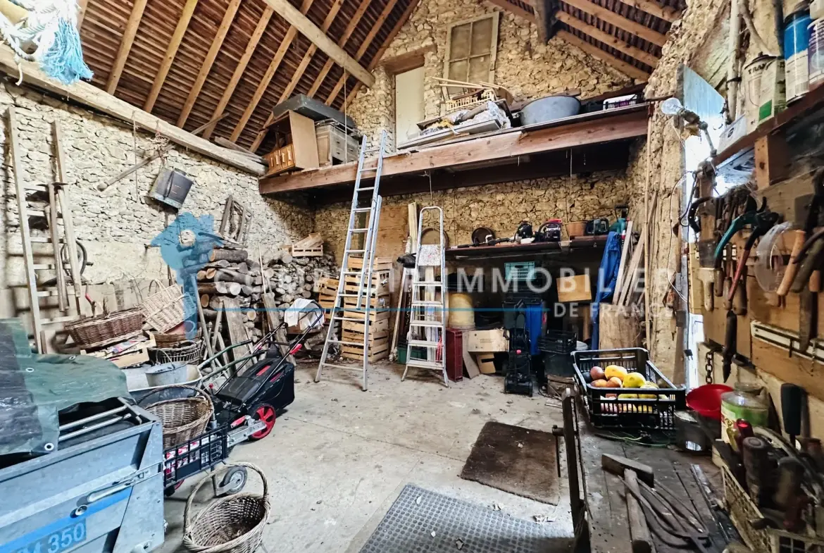 Maison ancienne avec grand terrain et garage à Auneau - Opportunité à saisir 