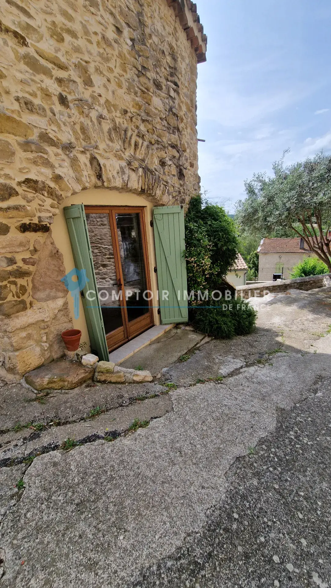 Belle maison de village avec dépendance et vue dans le Gard 