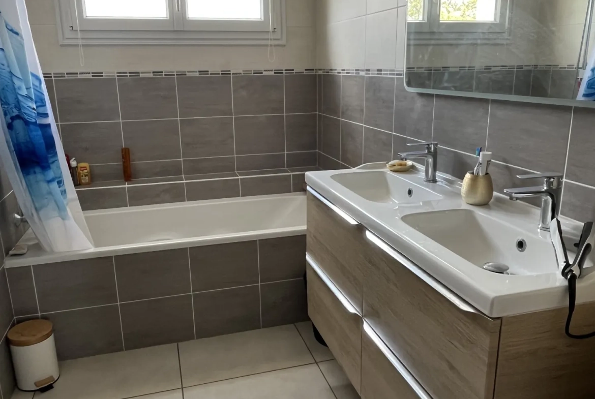 Maison 7 pièces de 160 m² avec grand jardin proche Thouars 