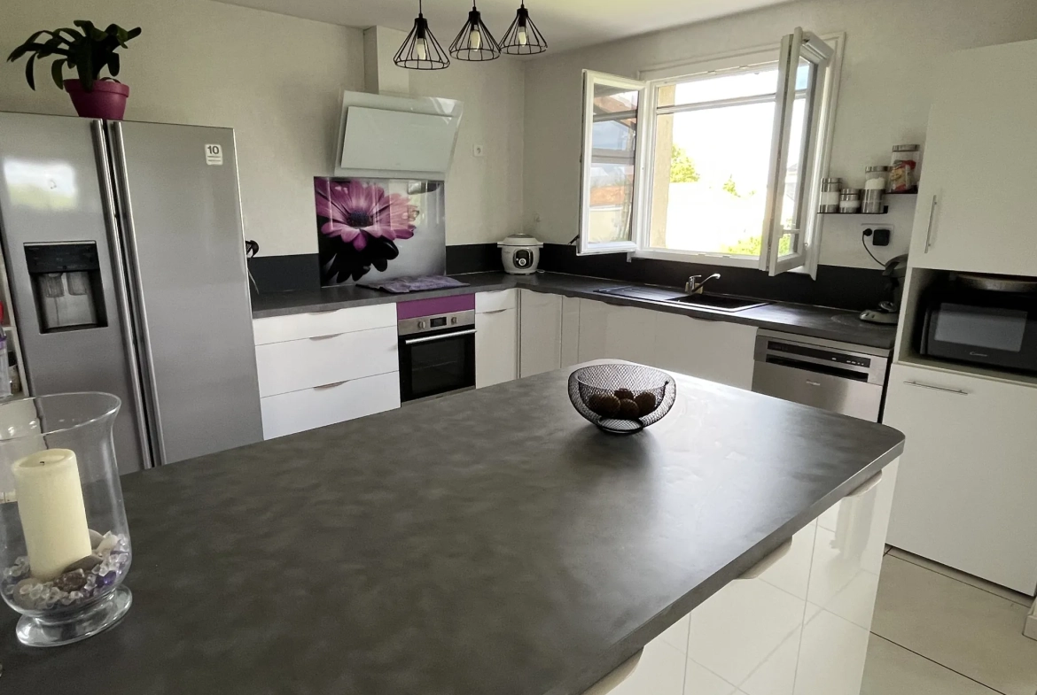 Maison 7 pièces de 160 m² avec grand jardin proche Thouars 