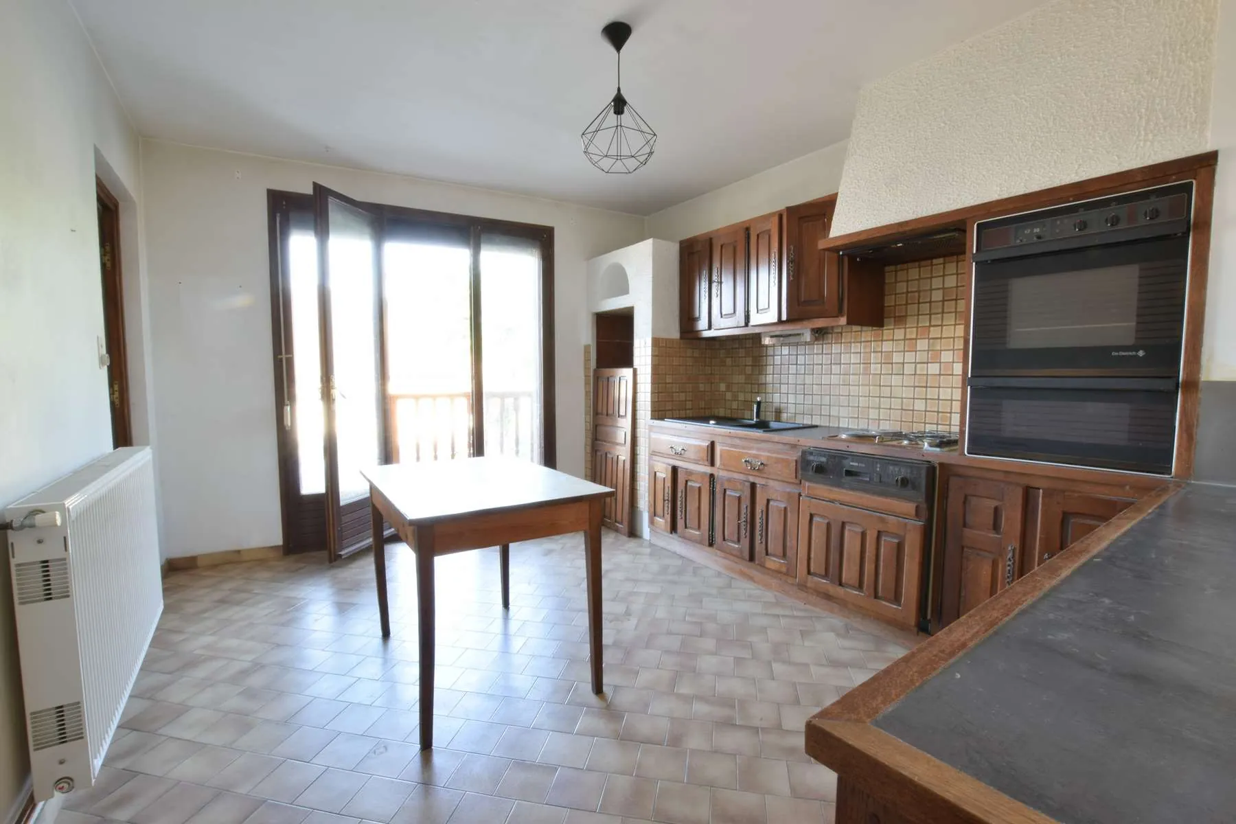 Maison à Saint-Aupre avec grand terrain et 5 chambres à rénover 