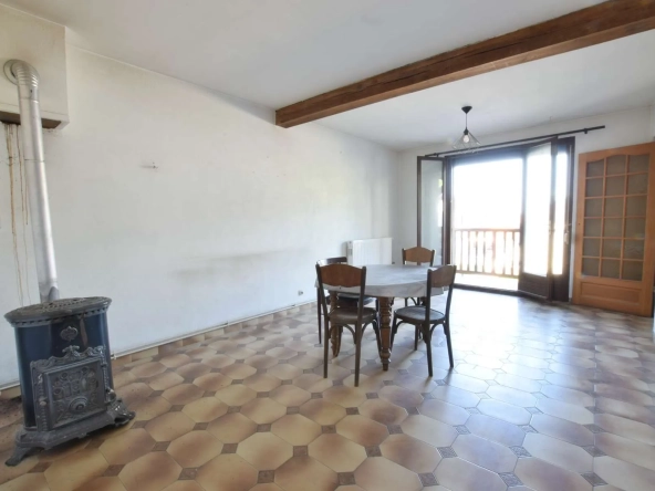 Maison à Saint-Aupre avec grand terrain et 5 chambres à rénover