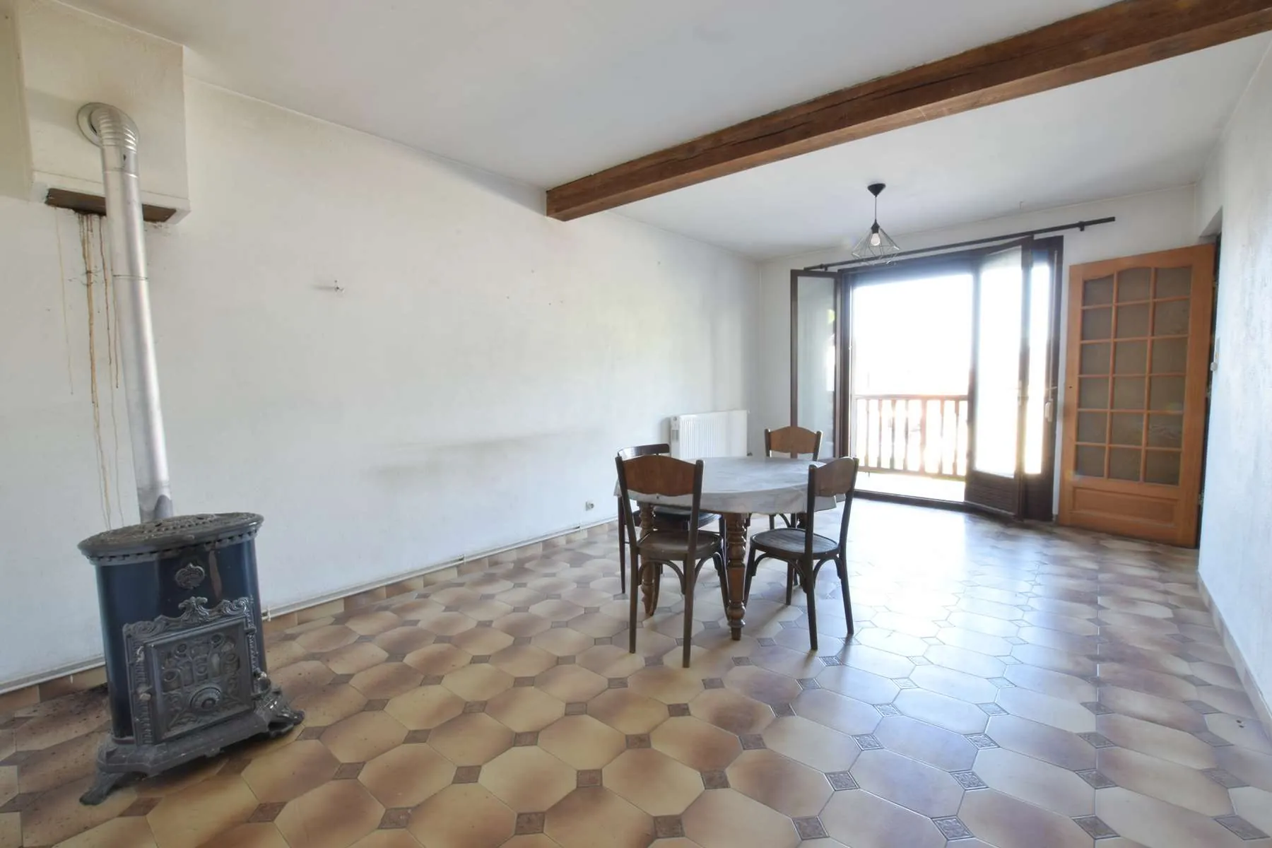 Maison à Saint-Aupre avec grand terrain et 5 chambres à rénover 