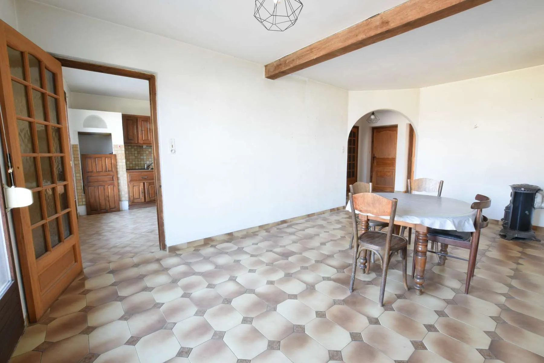 Maison à Saint-Aupre avec grand terrain et 5 chambres à rénover 