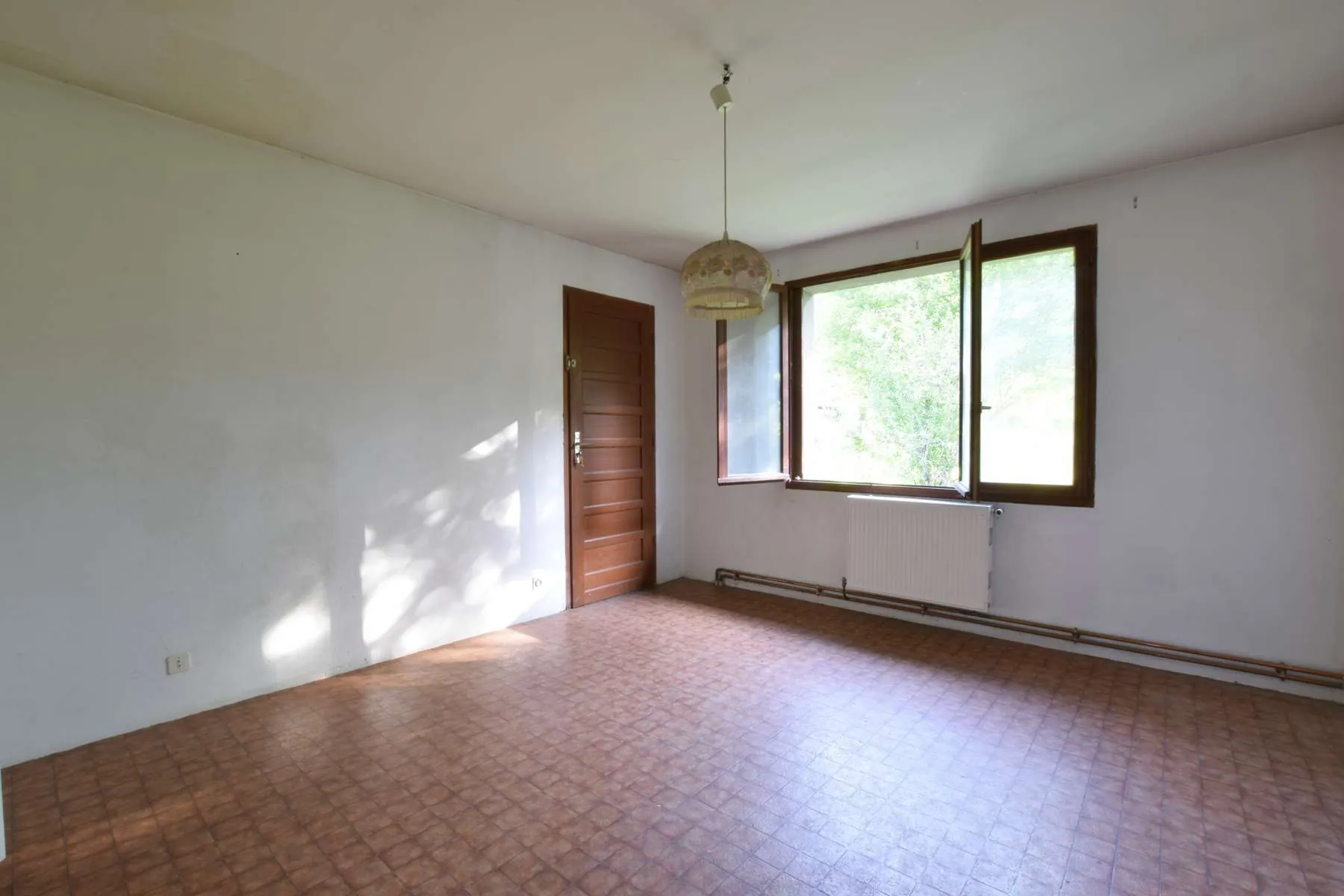 Maison à Saint-Aupre avec grand terrain et 5 chambres à rénover 