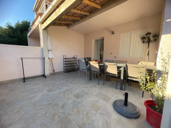 Villa mitoyenne à Poggio Mezzana à 300m de la plage avec jardin et 2 chambres