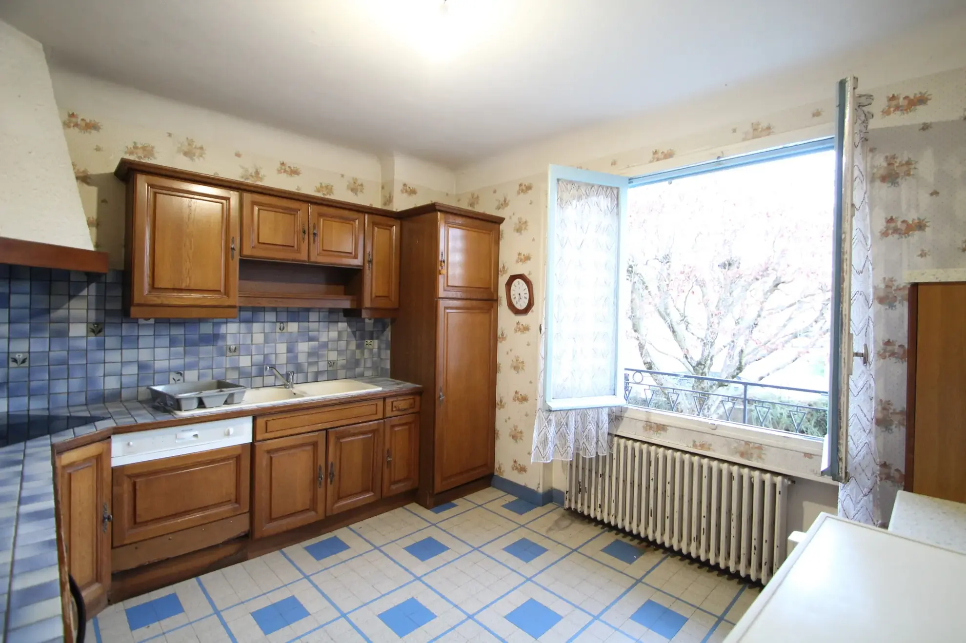 Maison familiale avec jardin et sous-sol à Bourbon Lancy en vente 