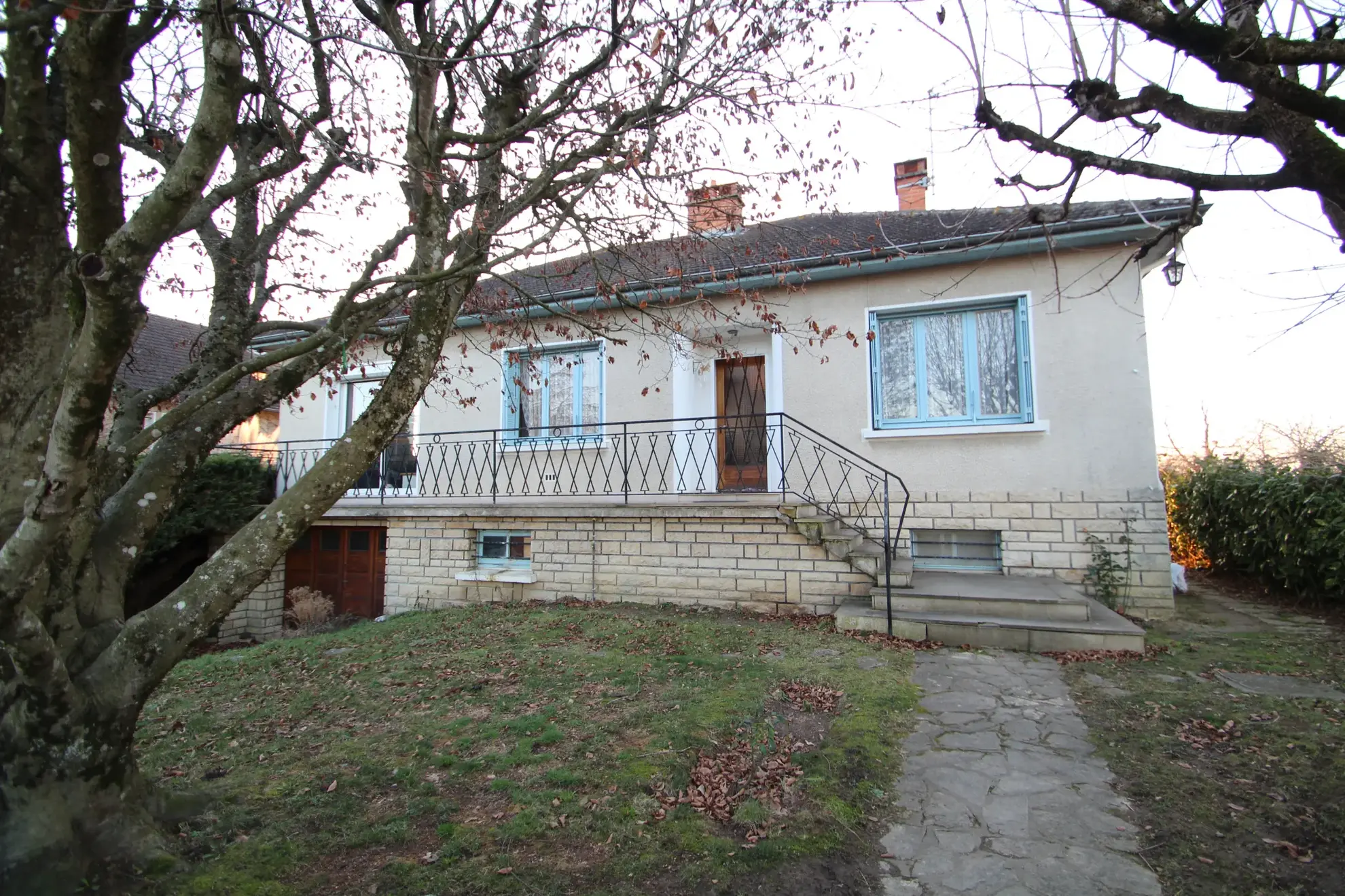 Maison familiale avec jardin et sous-sol à Bourbon Lancy en vente 