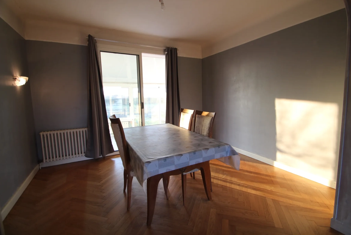Maison familiale avec jardin et sous-sol à Bourbon Lancy en vente 