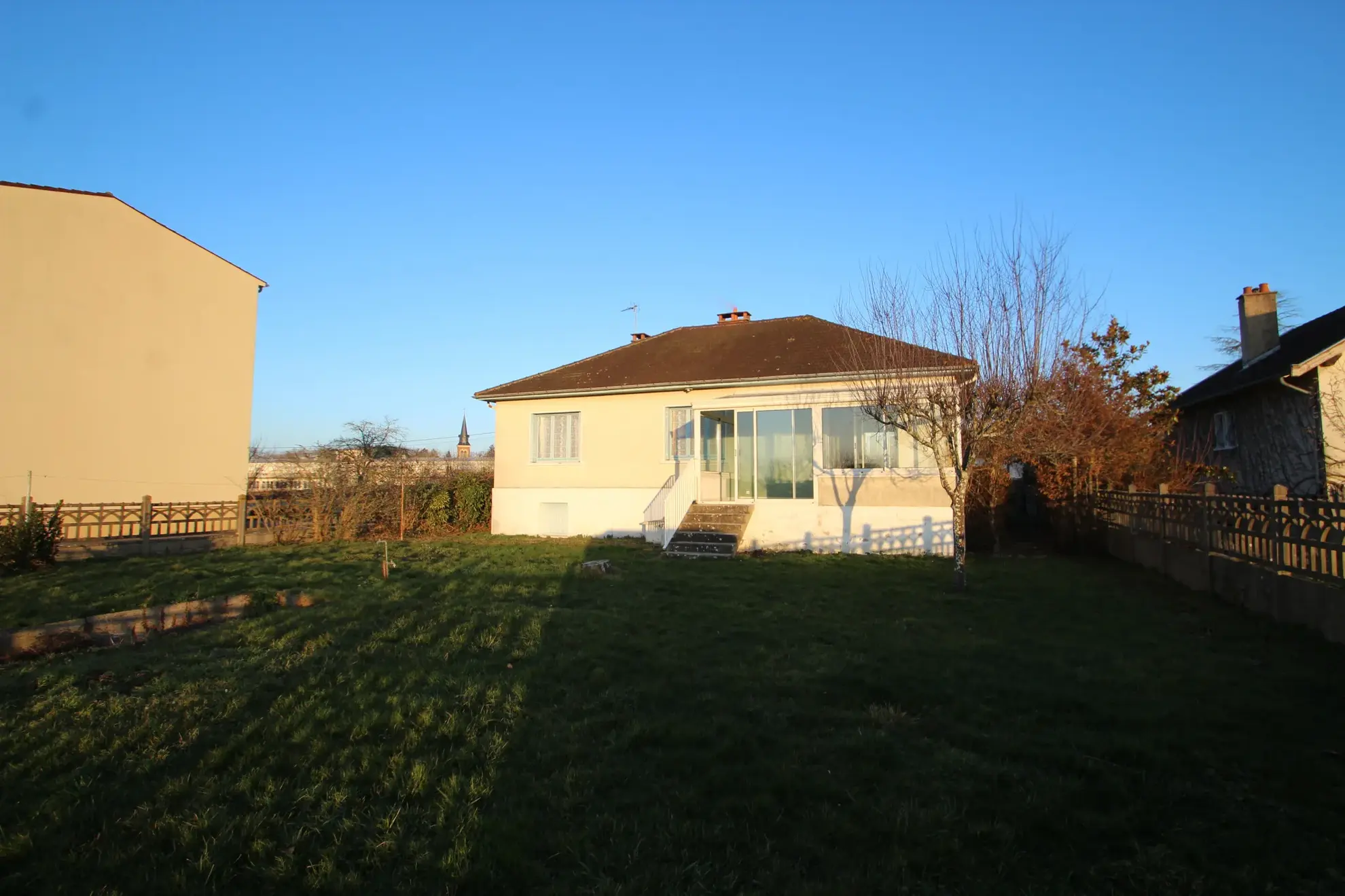 Maison familiale avec jardin et sous-sol à Bourbon Lancy en vente 