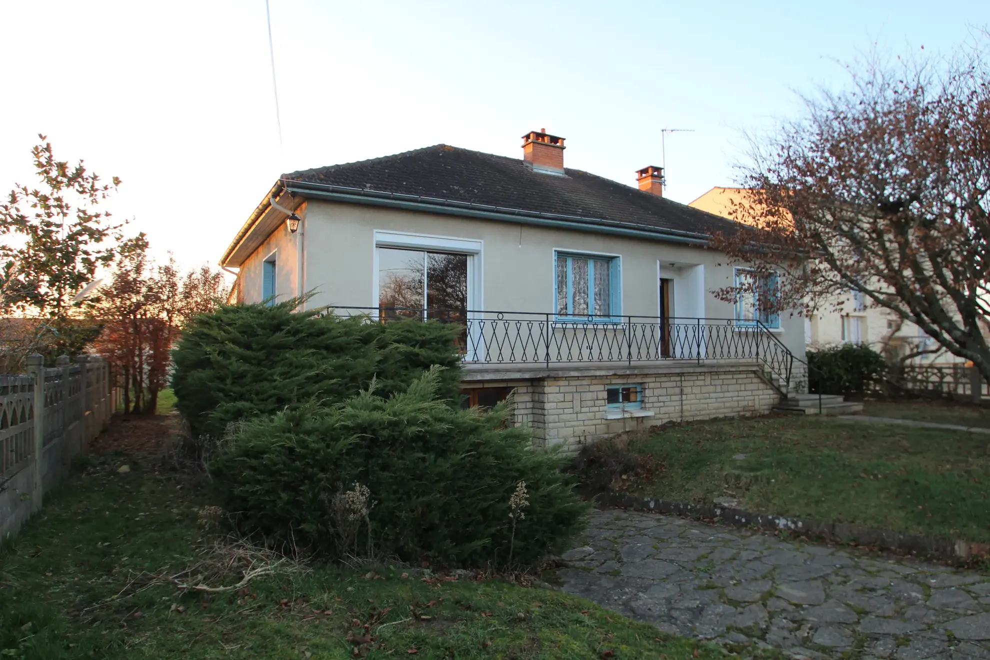 Maison familiale avec jardin et sous-sol à Bourbon Lancy en vente 