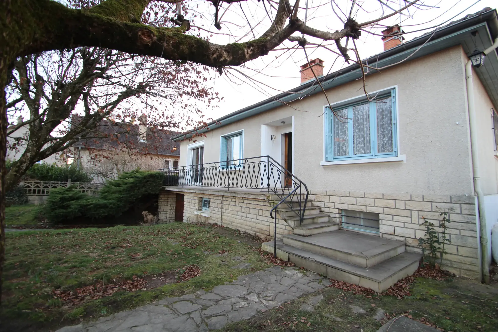 Maison familiale avec jardin et sous-sol à Bourbon Lancy en vente 