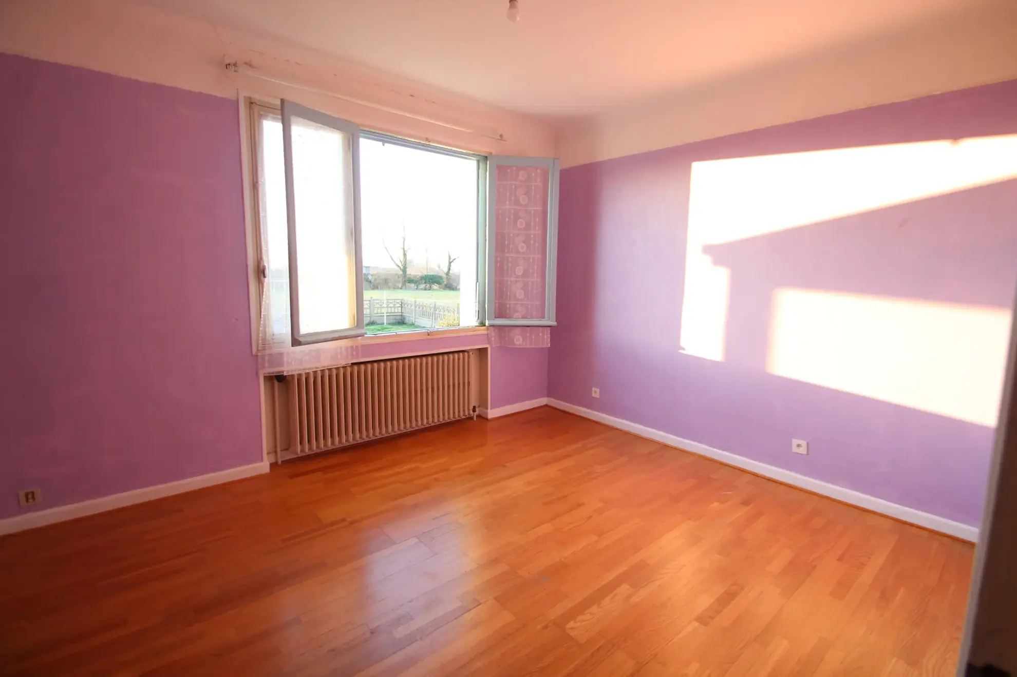 Maison familiale avec jardin et sous-sol à Bourbon Lancy en vente 