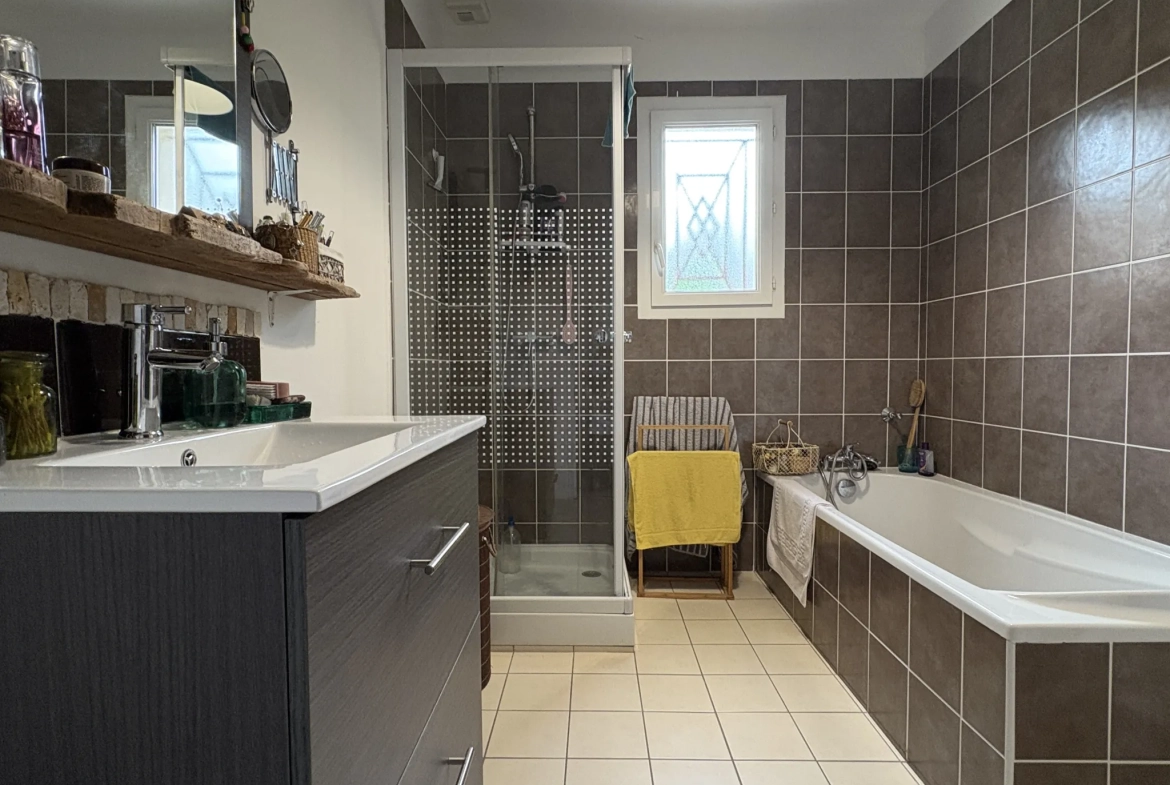 Maison 3 chambres à vendre à Sauternes, calme et lumineuse avec jardin et garage 