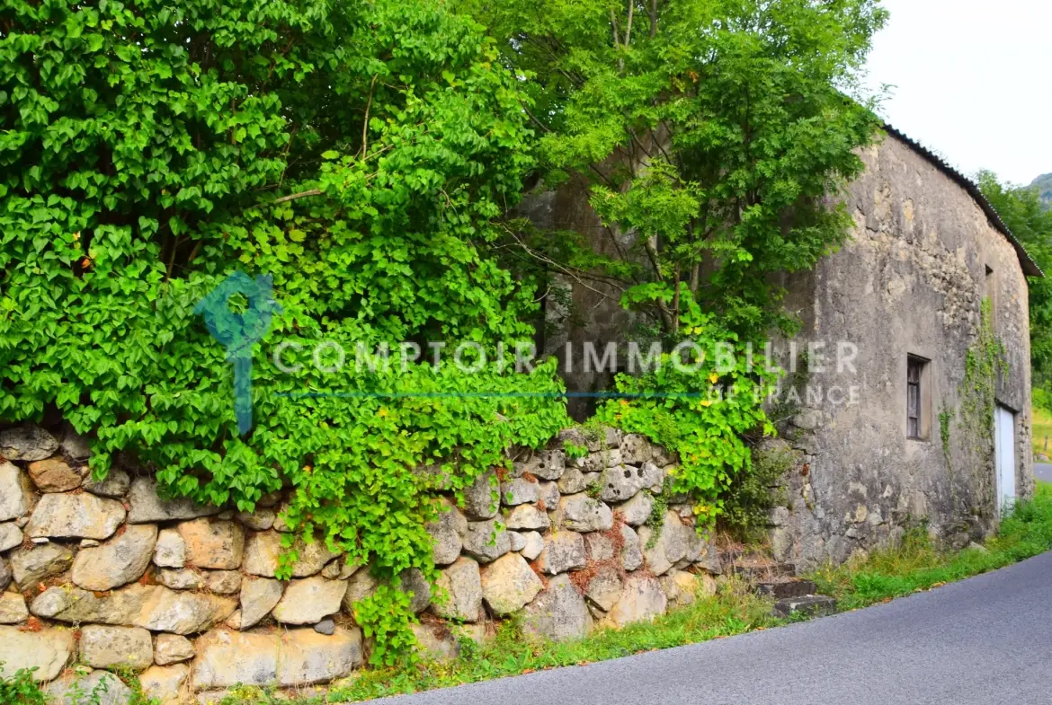 Grange en pierre à Montpezat-sous-Bauzon, terrain de 2835 m², à rénover pour votre projet immobilier 