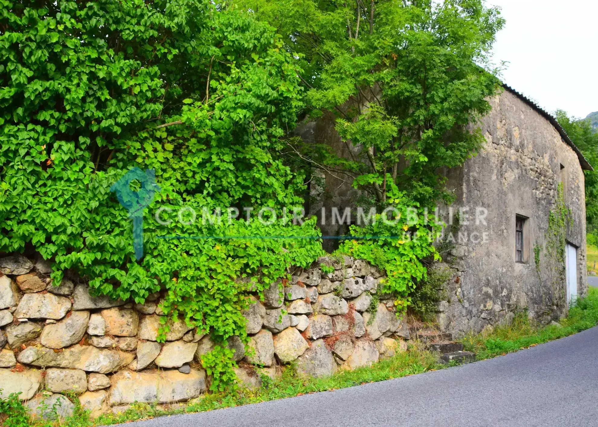 Grange en pierre à Montpezat-sous-Bauzon, terrain de 2835 m², à rénover pour votre projet immobilier 