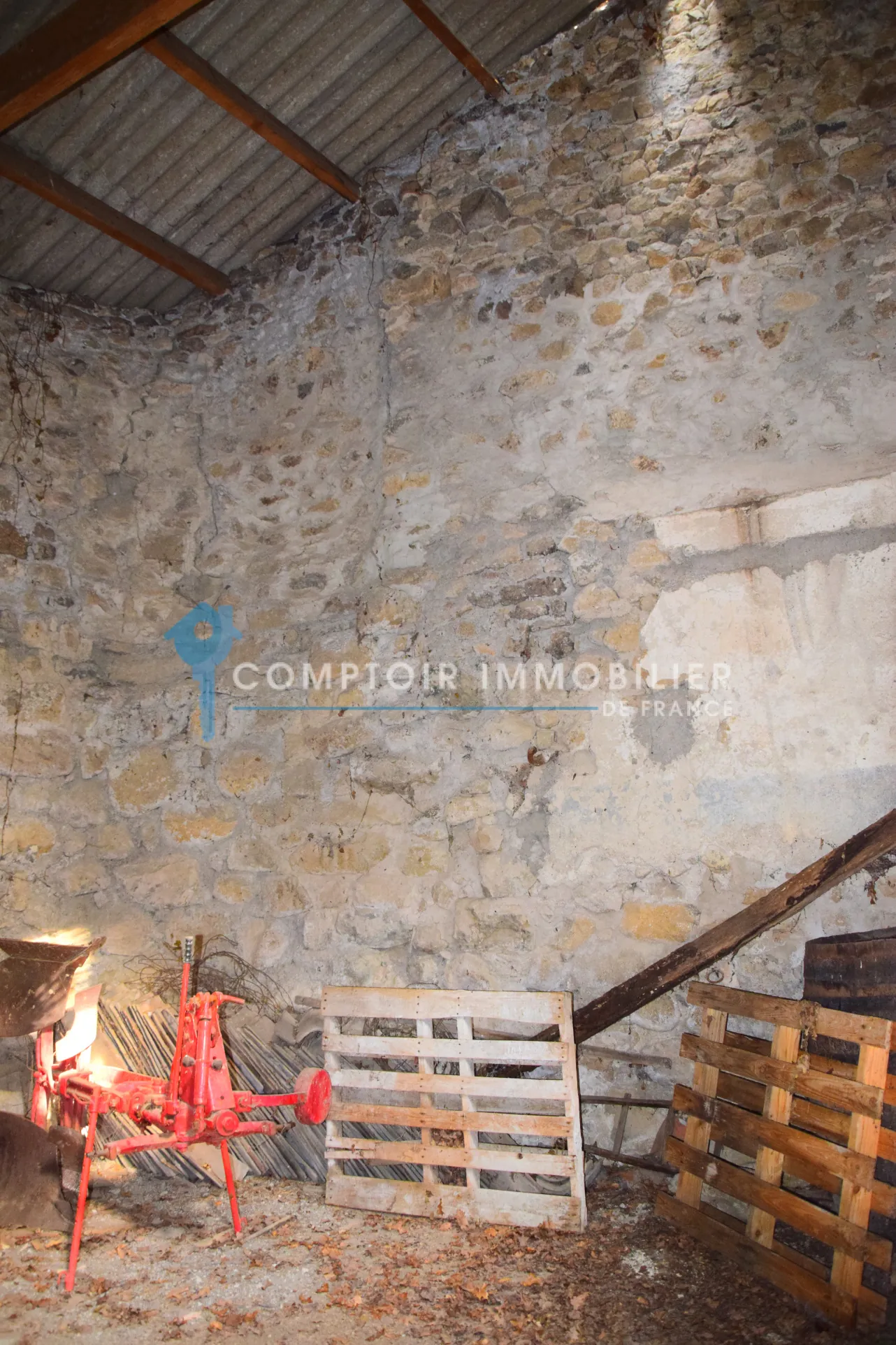 Grange en pierre à Montpezat-sous-Bauzon, terrain de 2835 m², à rénover pour votre projet immobilier 