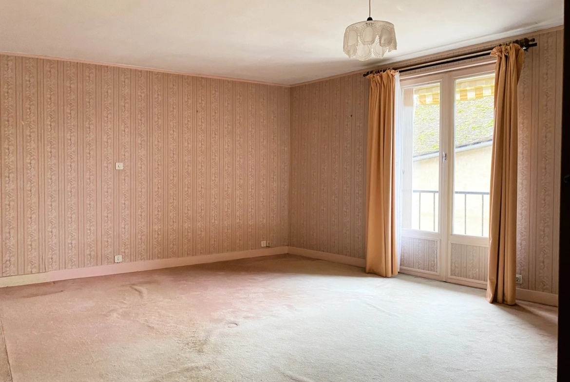 Maison de ville à Château-Renard à vendre avec garage et cour, à rénover 