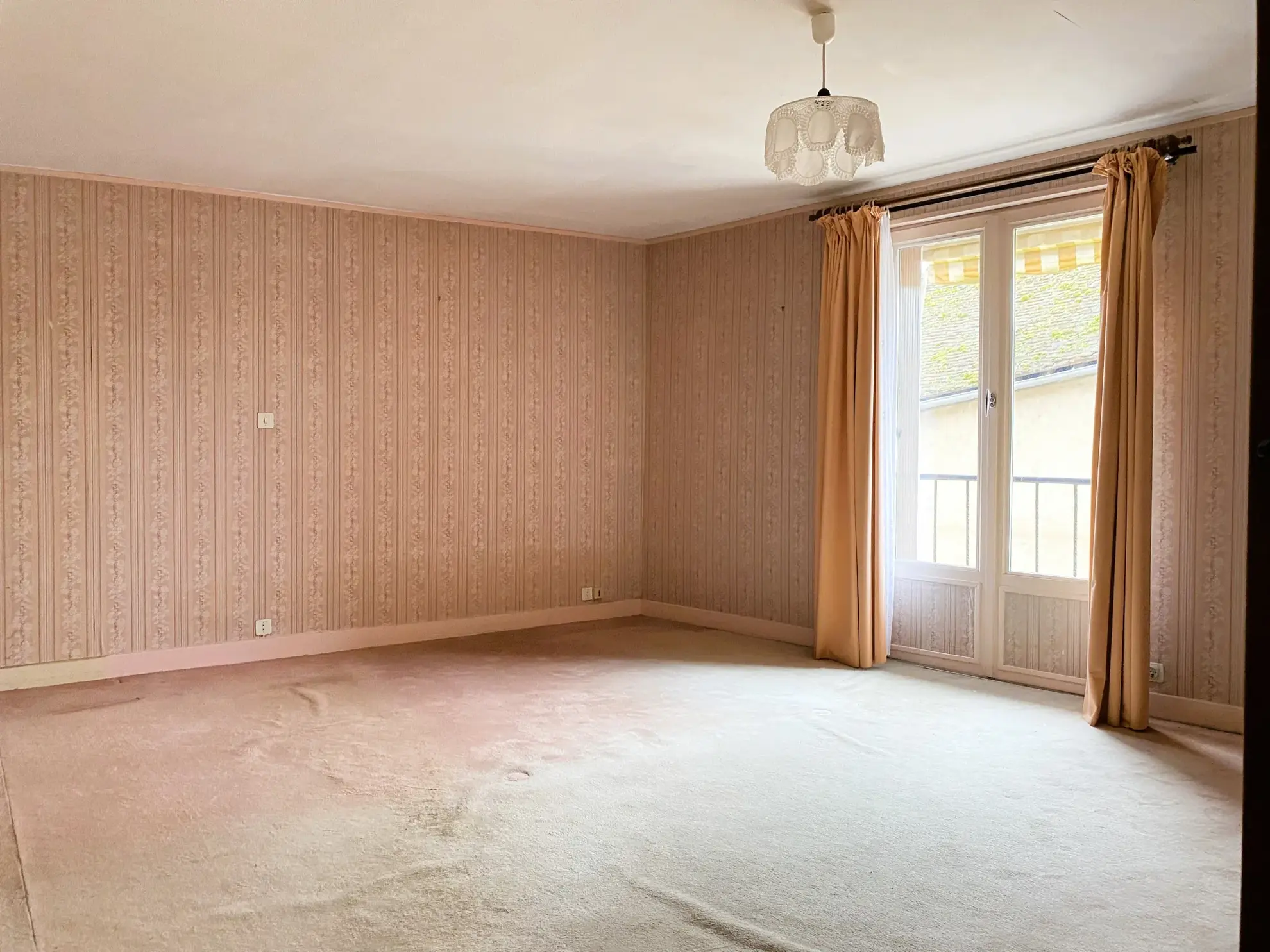 Maison de ville à Château-Renard à vendre avec garage et cour, à rénover 
