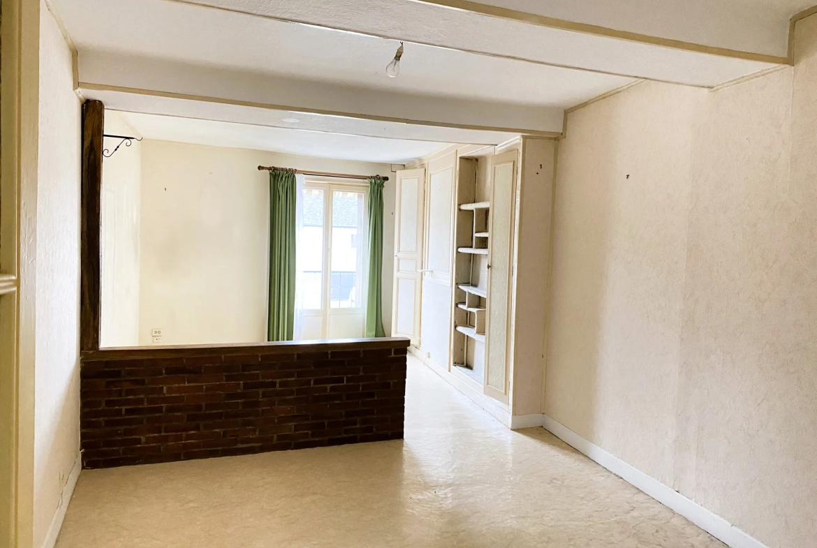 Maison de ville à Château-Renard à vendre avec garage et cour, à rénover 