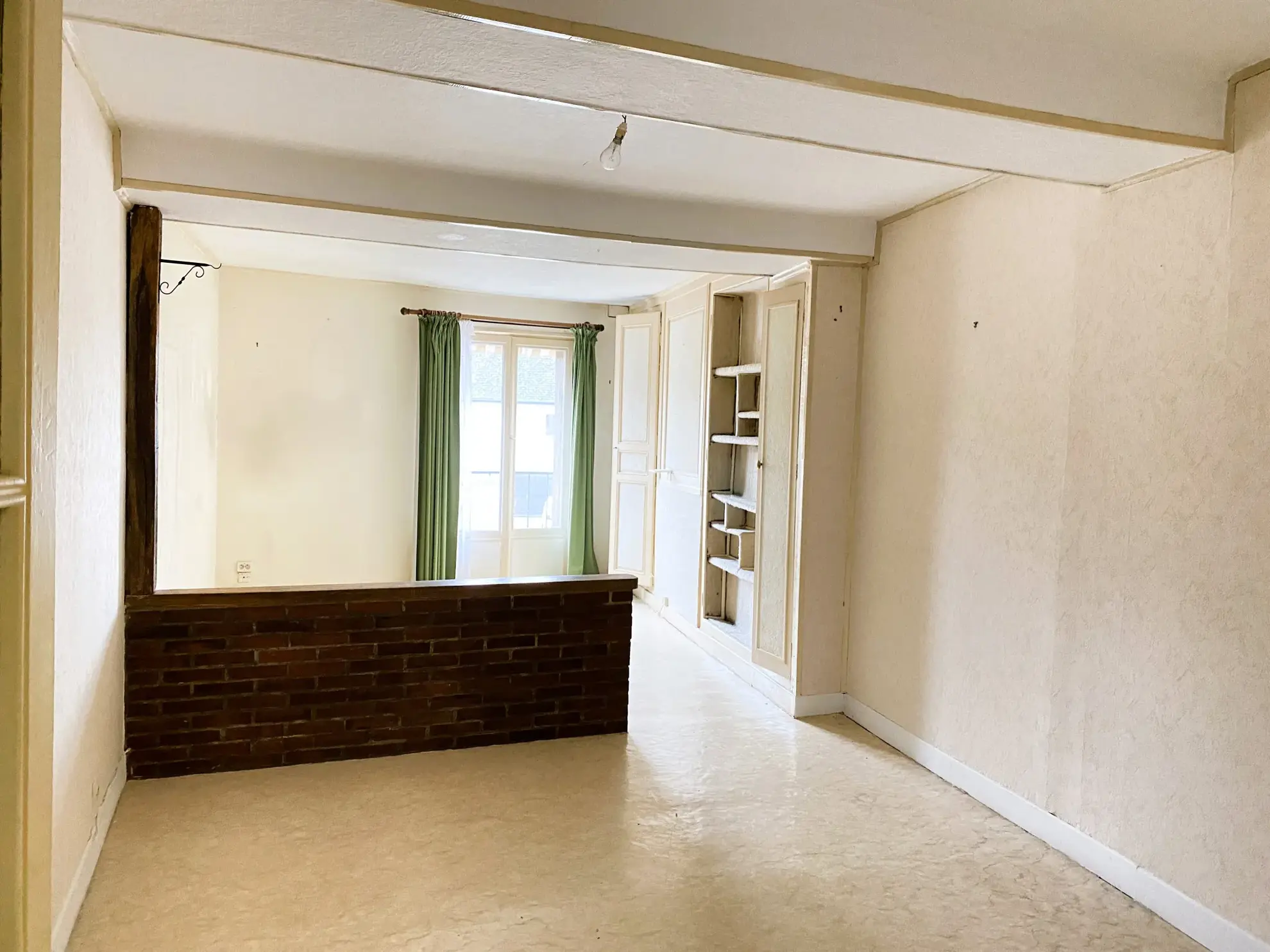 Maison de ville à Château-Renard à vendre avec garage et cour, à rénover 