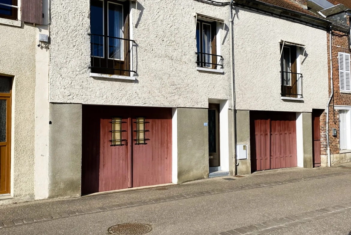 Maison de ville à Château-Renard à vendre avec garage et cour, à rénover 