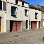 Maison de ville à Château-Renard à vendre avec garage et cour, à rénover