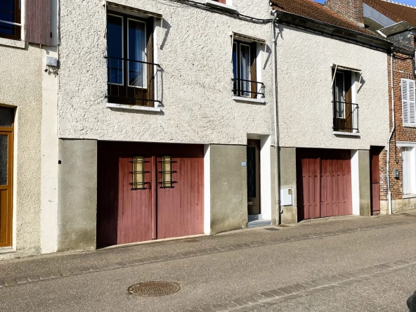 Maison de ville à Château-Renard à vendre avec garage et cour, à rénover