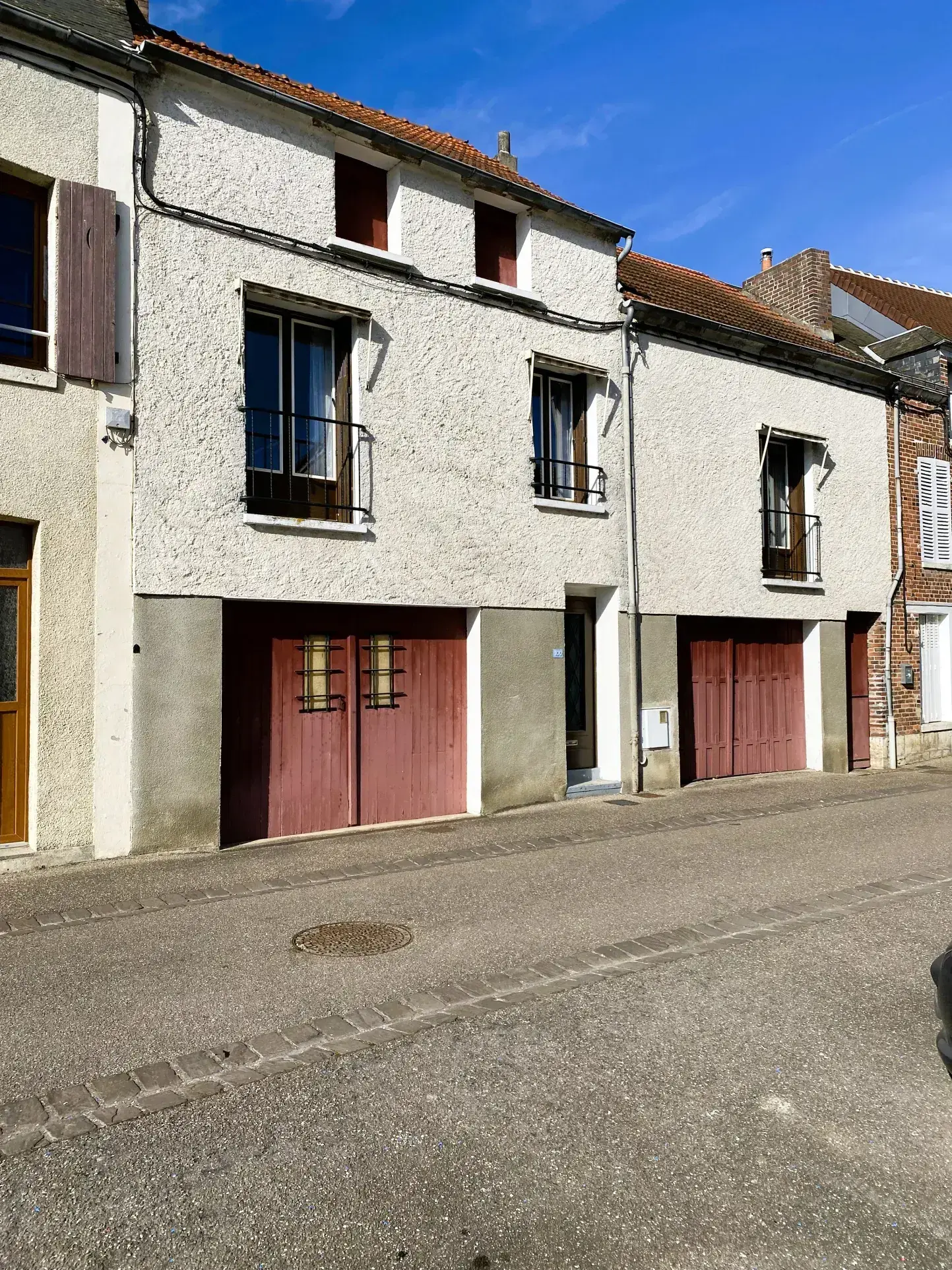 Maison de ville à Château-Renard à vendre avec garage et cour, à rénover 