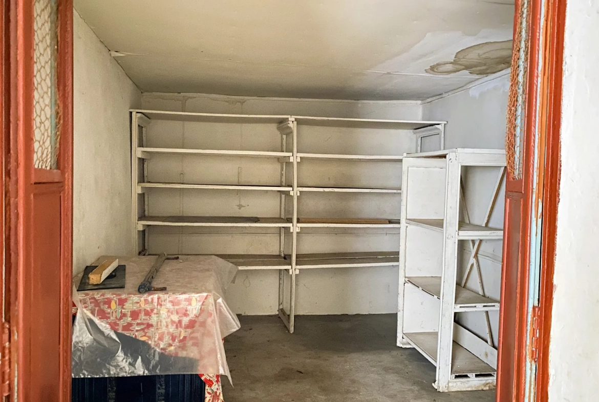 Maison de ville à Château-Renard à vendre avec garage et cour, à rénover 