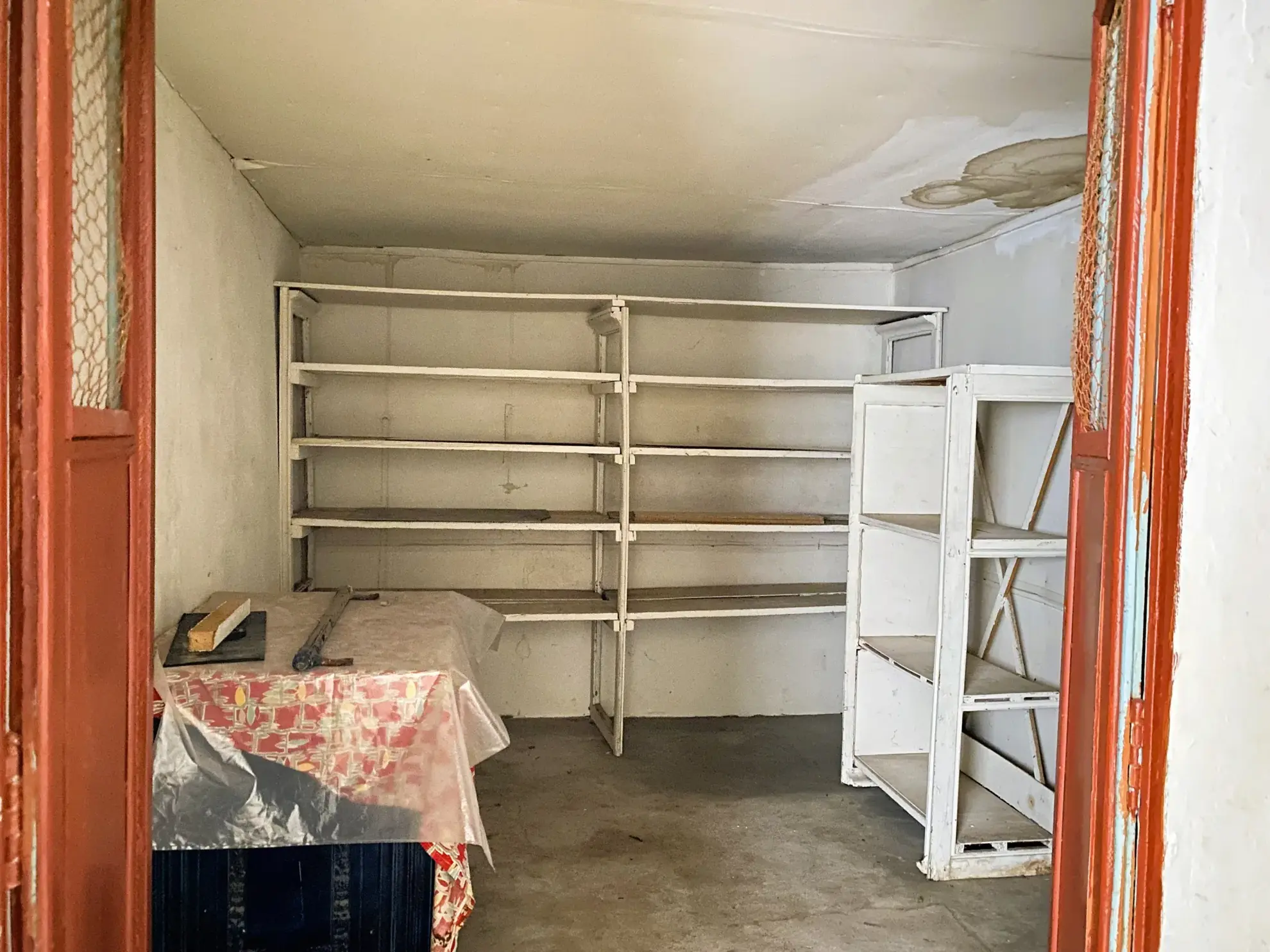 Maison de ville à Château-Renard à vendre avec garage et cour, à rénover 