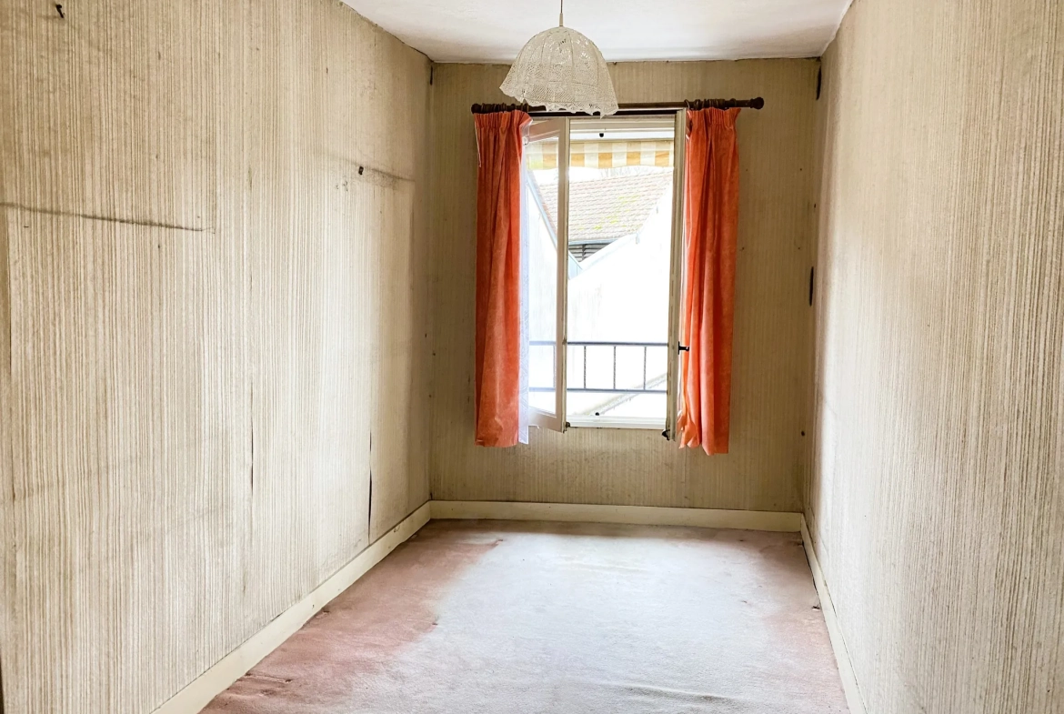 Maison de ville à Château-Renard à vendre avec garage et cour, à rénover 