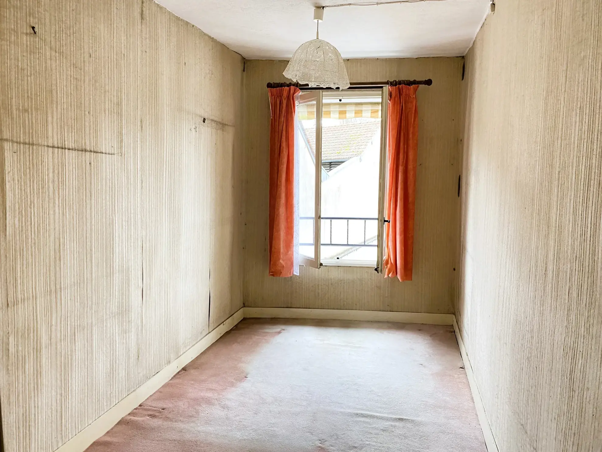 Maison de ville à Château-Renard à vendre avec garage et cour, à rénover 